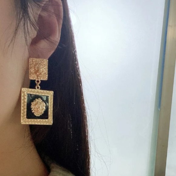 Gorgeous Baroque Lions Head Earrings in Black & Gold - Picture 5 of 5